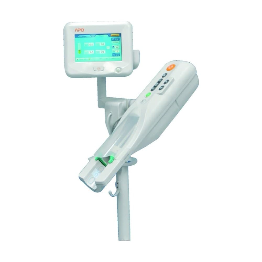 Tête d'injection avec seringue et console tactile d'un injecteur de produit de contraste